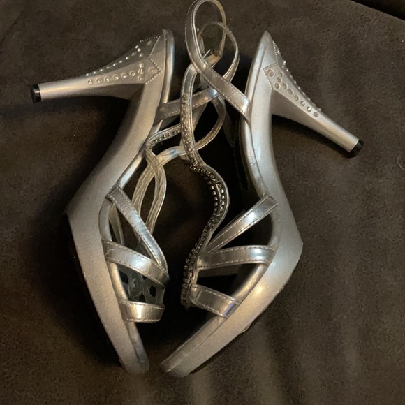 Lasonia, 3 1/2” silver sparkle heels, decorated with gems ✨✨✨size 6 1/2 - Picture 4 of 13